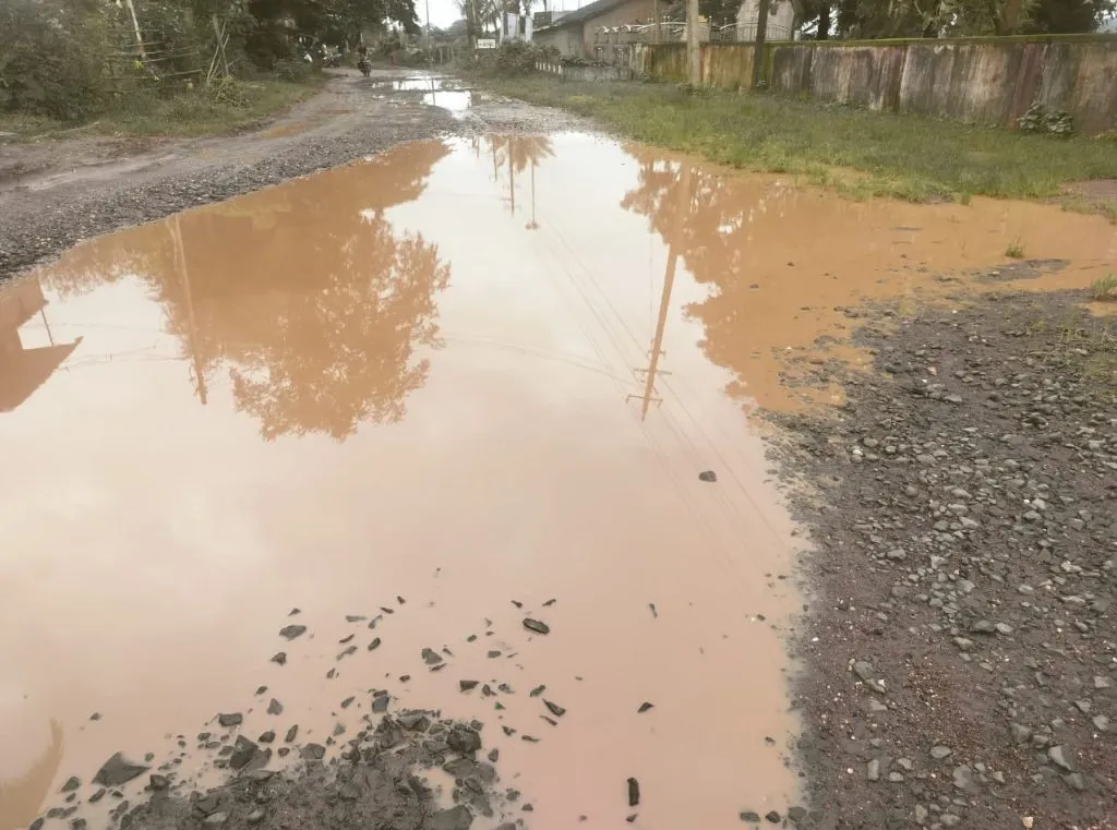 हलगा मराठी शाळेसमोरील रस्त्यावर पाणी साचून खड्ड्यांचे साम्राज्य The road in front of Halga Marathi School is full of water and potholes