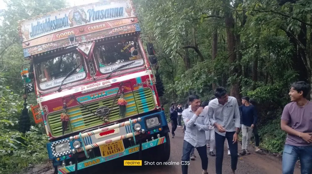 Jamboti-Khanapur traffic stopped for half a day