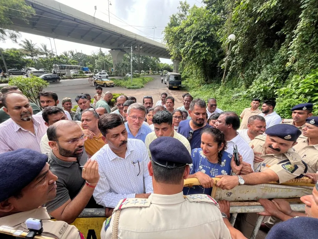 मुख्य सचिवांच्या विरोधात निदर्शने Protests against the Chief Secretary