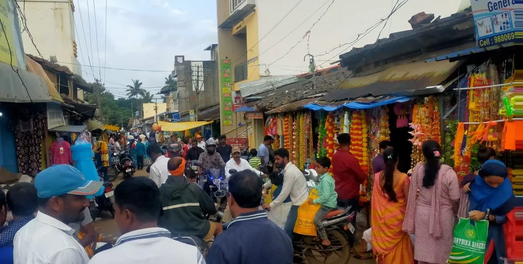 Ganesha festival shopping crowd at Nandgarh Bazarpeth: Joyous atmosphere