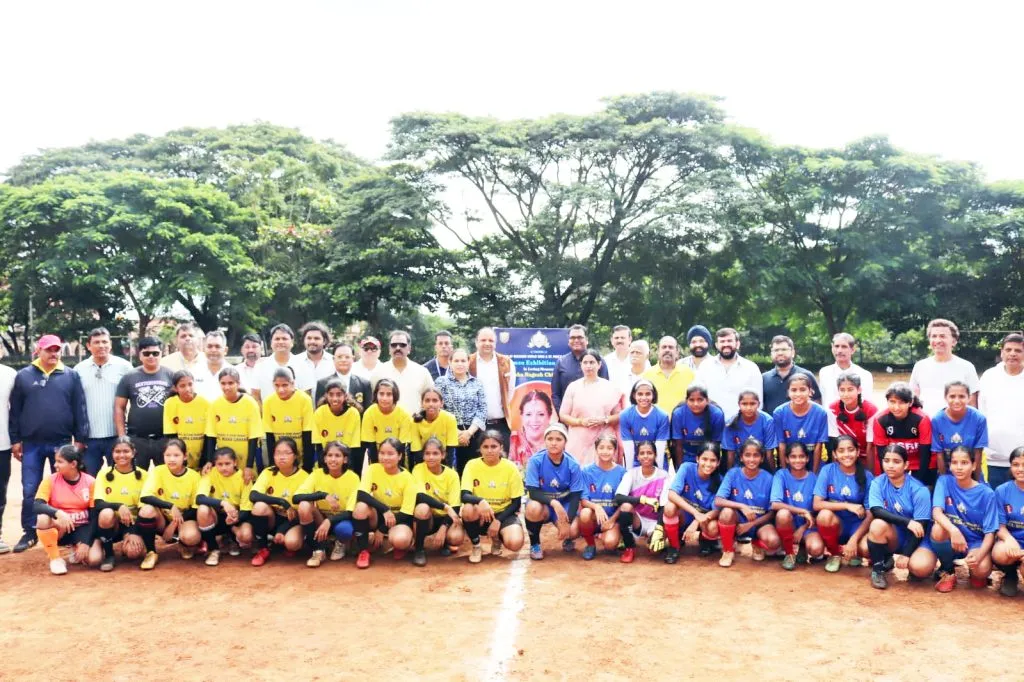 Victory salute of Angadi, Bharatesh, Jain, Sant Meera