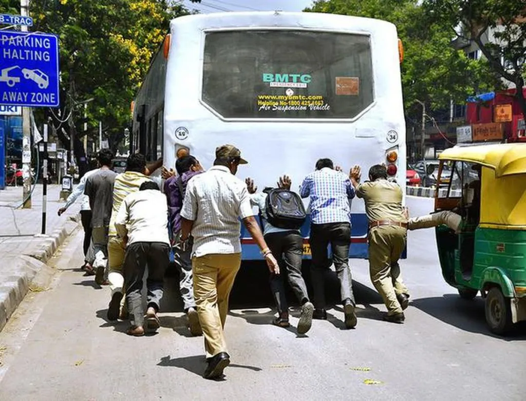 प्रवाशांना जुन्या नादुरुस्त बसची डोकेदुखी Passengers have a headache of old broken buses