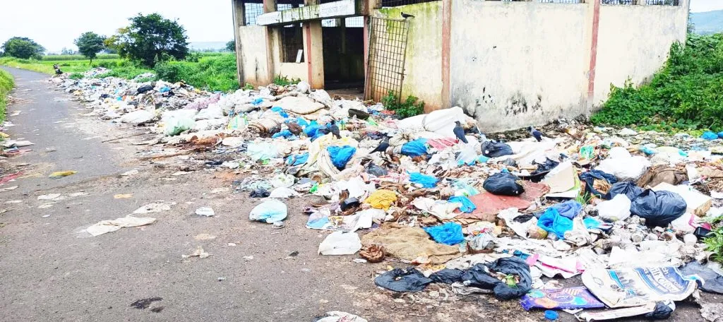 Bad smell due to garbage on Mutge-Muchandi link road