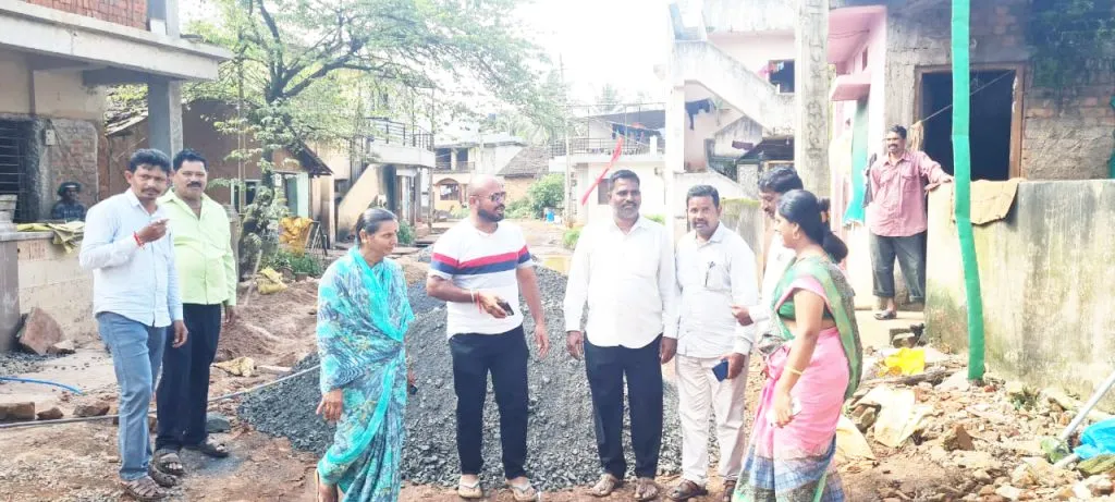 Potholes on the road from Goundwad entrance to Yamnapur were filled by the Gram Panchayat