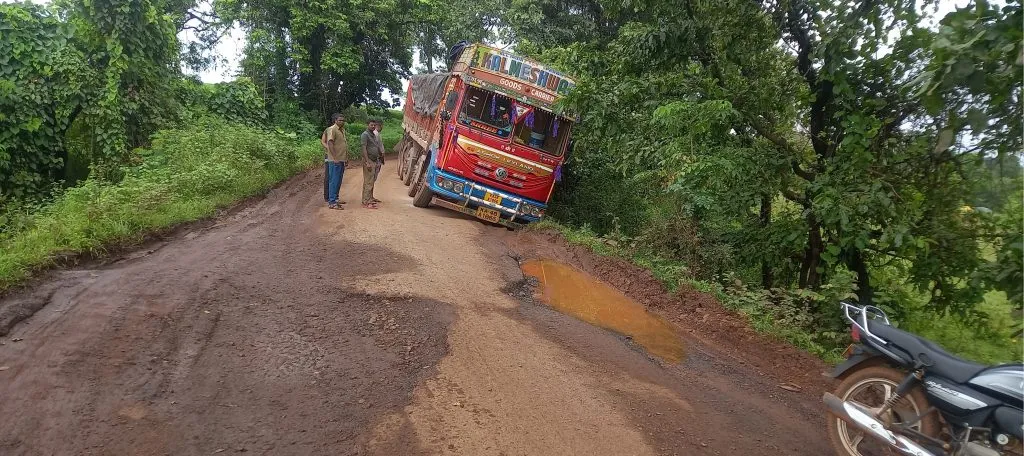 Traffic on Jamboti-Khanapur state highway collapsed