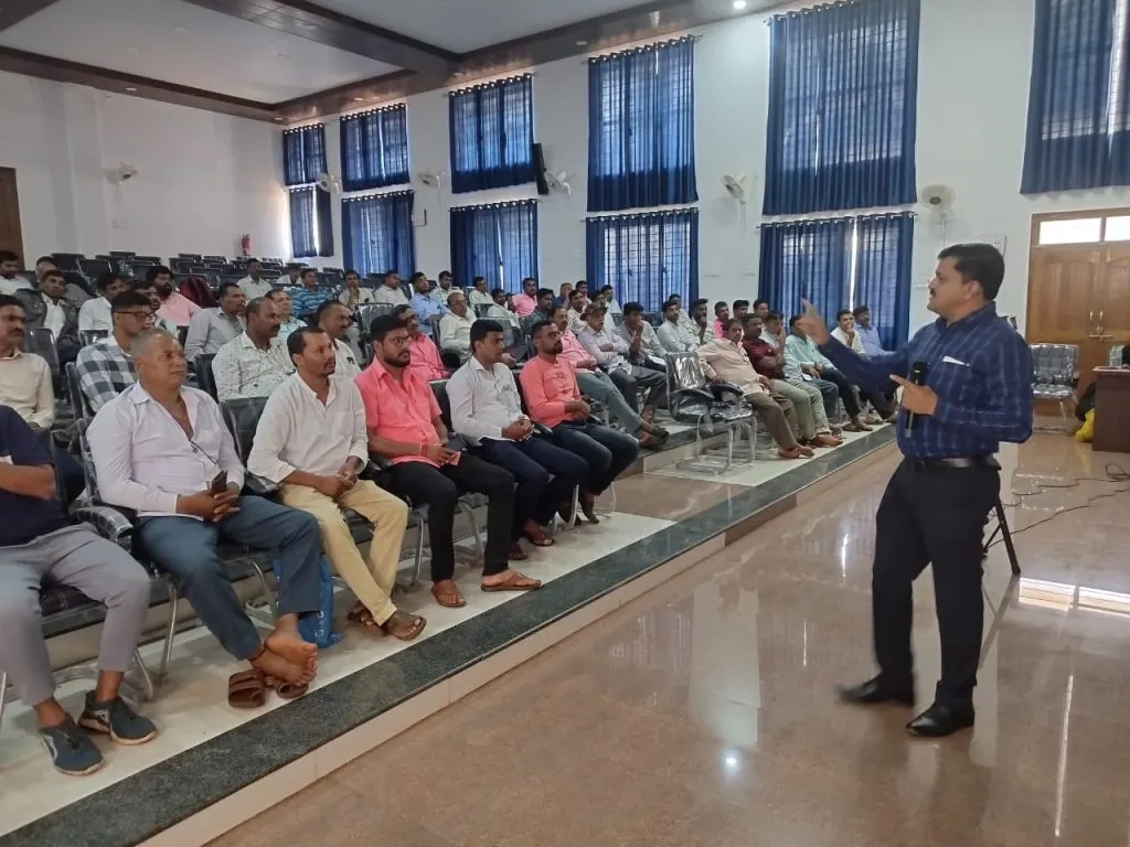 पशुसंगोपनतर्फे पोल्ट्री चालकांना मार्गदर्शन Guidance to Poultry Operators by Animal Husbandry