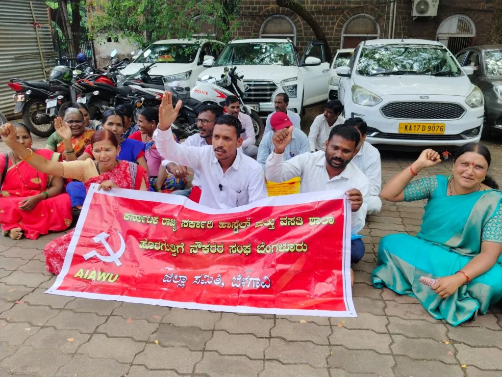 निवासी शाळांमधील कर्मचाऱ्यांना सोयीसुविधा पुरविण्याची मागणी Demand for providing facilities to employees of residential schools