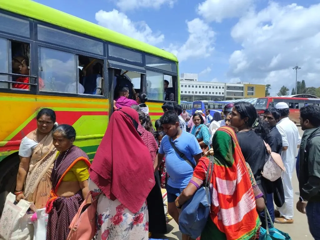 सलग सुट्यांमुळे प्रवासी संख्येत वाढ Increase in passenger numbers due to consecutive holidays