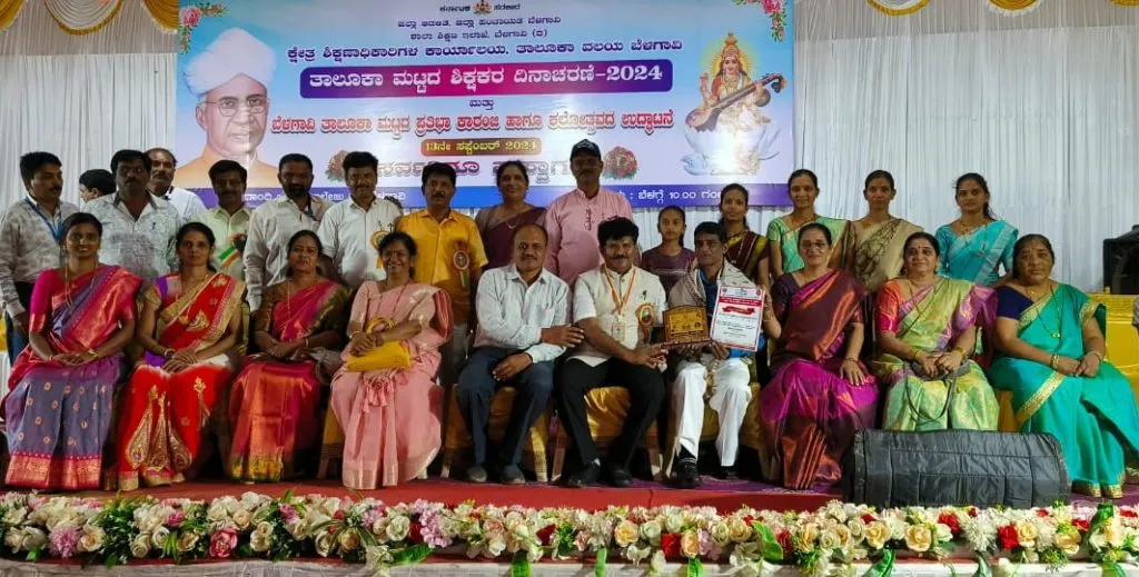 हलगा येथील मराठी शाळा आदर्श शाळा पुरस्काराने सन्मानित