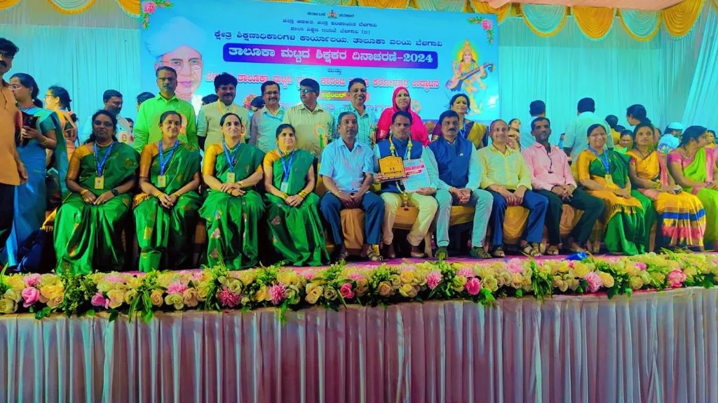 Awarded Adarsh ​​School Award to Hindalga Primary Marathi School