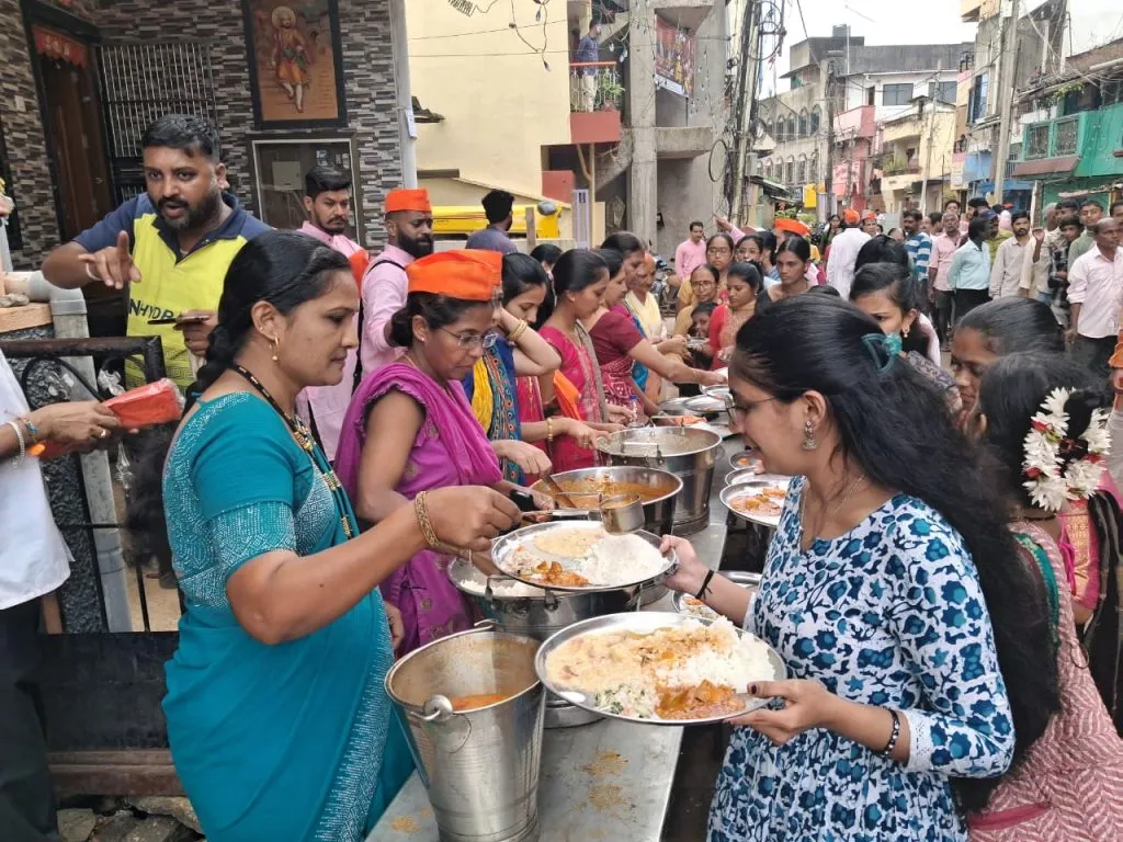 विविध ठिकाणी महाप्रसादाचे वितरण Distribution of Mahaprasad at various places