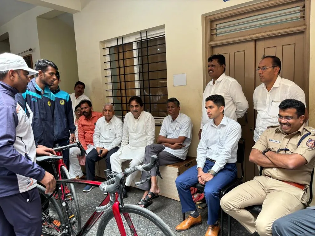 पालकमंत्री जारकीहोळी यांची क्रीडा खात्याच्या वसतिगृहाला भेट Guardian Minister Jarkiholi's visit to the hostel of the Sports Department