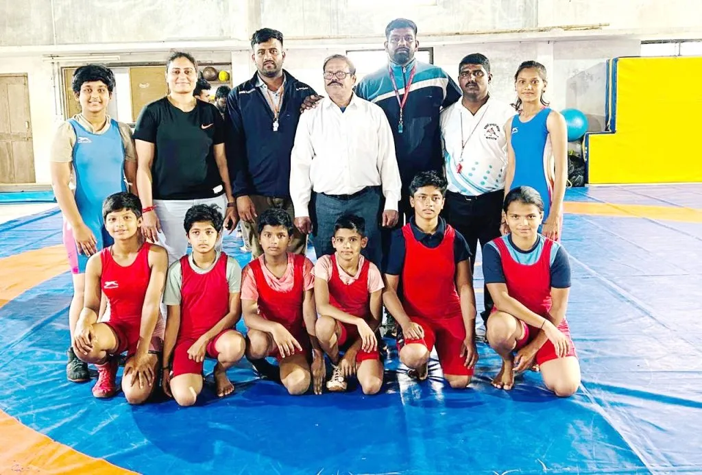 Selection of 6 wrestlers of Balika Adarsh ​​for state level tournament