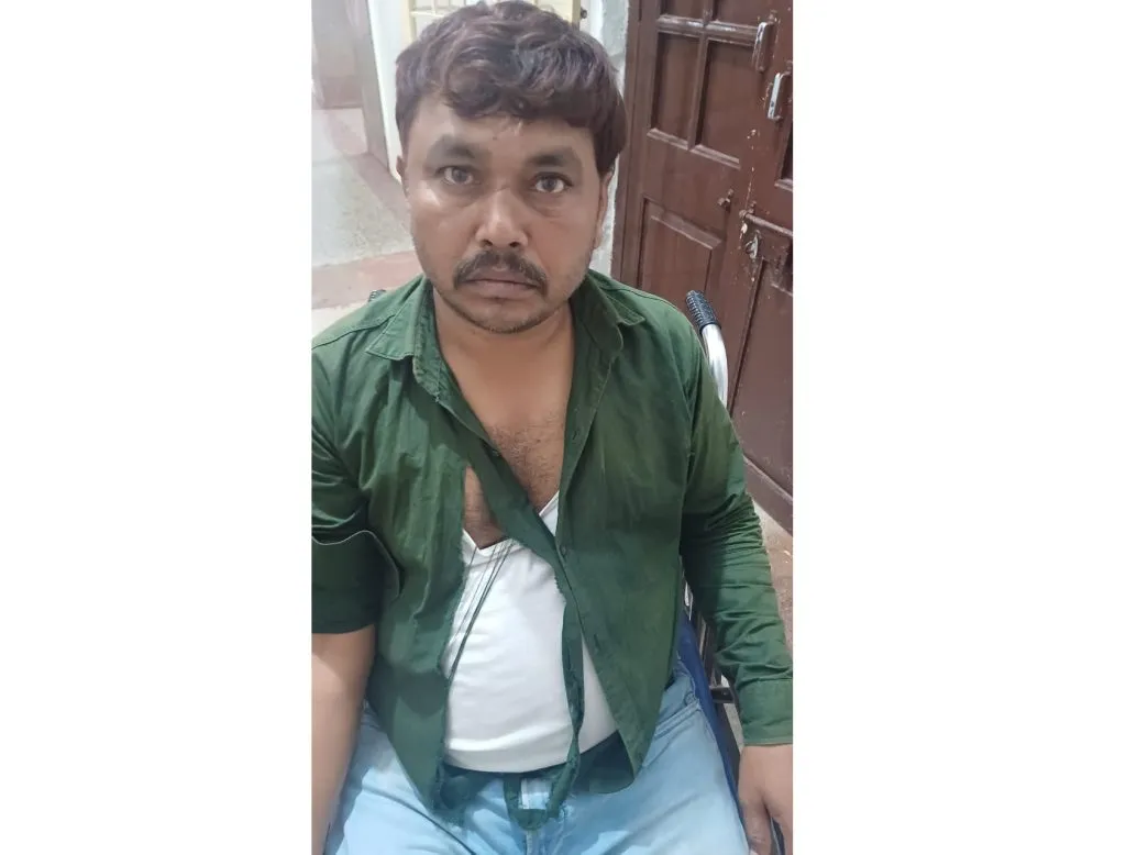 A gang robbing by changing the ATM card is on the loose