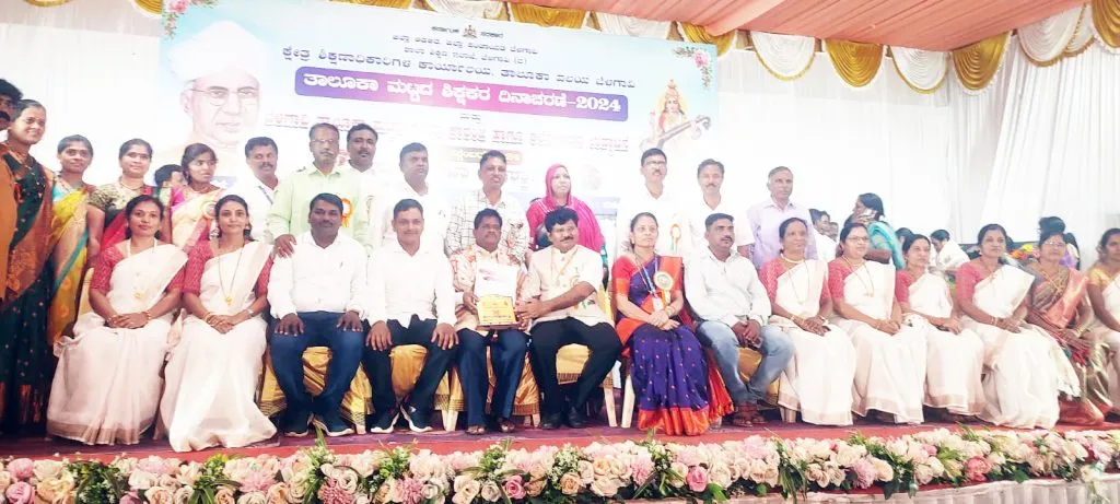 Awarded Taluka Adarsh ​​School Award to Belgundi Primary Marathi School