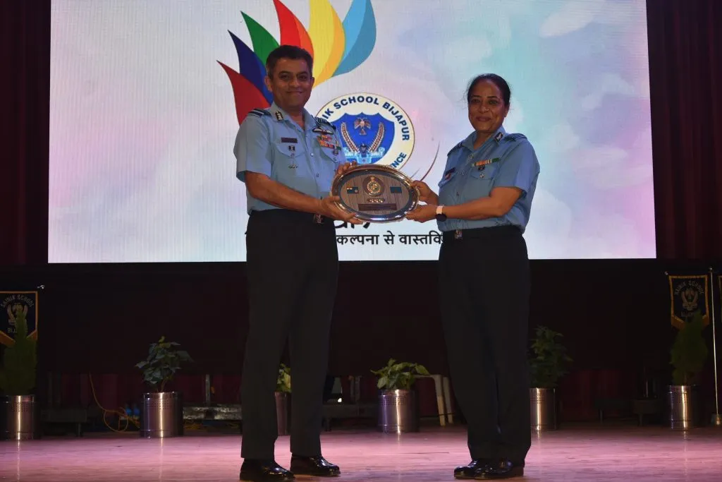एअर मार्शल नागेश कपूर यांची सांबरा एअरफोर्स स्टेशनला भेट Air Marshal Nagesh Kapur's visit to Sambara Air Force Station