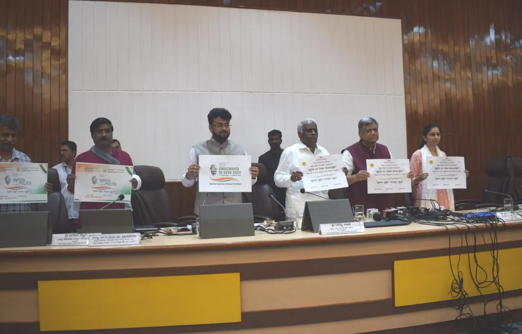 स्वच्छताही सेवा पोस्टरचे अनावरण Unveiling of Swachhtahi Seva Poster