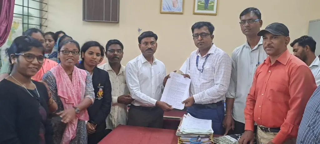 कामगारांना लादलेल्या अटी तातडीने कमी करा Immediately reduce the conditions imposed on workers