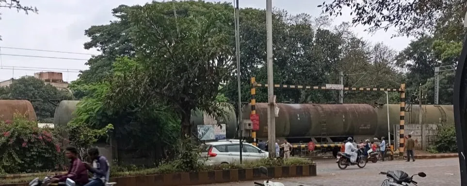 टिळकवाडी येथे मालवाहू रेल्वे थांबल्याने वाहनचालकांची गैरसोय Inconvenience to motorists due to stoppage of goods train at Tilakwadi