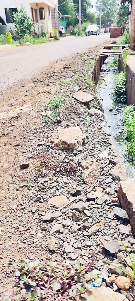 Anger due to stalling of pavers in Uchgaon Ganpat Galli-Lakshmi Galli