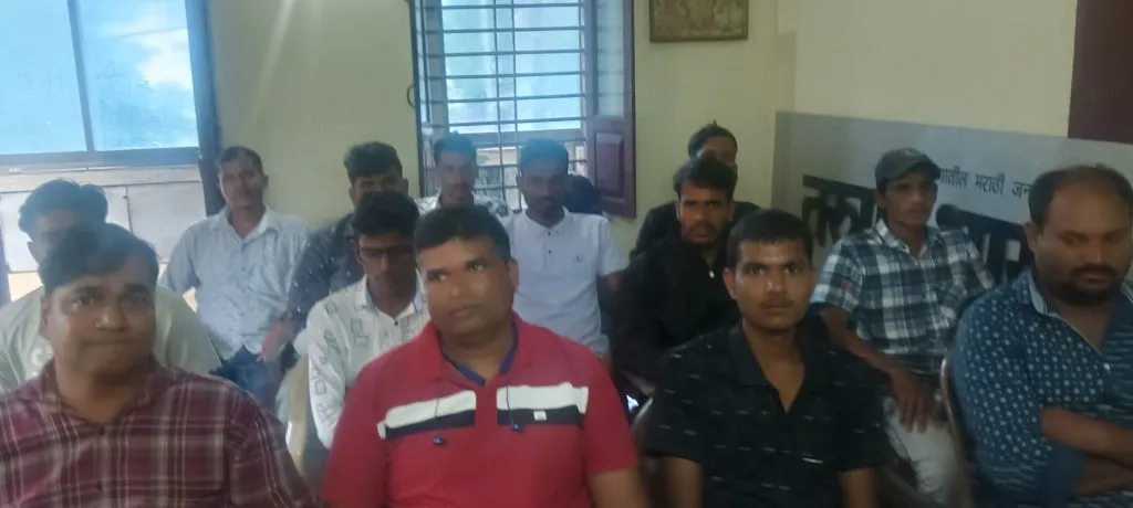 508 एकर जमिनीत संबंध नसलेल्या तिघांची नावे 508 acres of land in three unrelated names