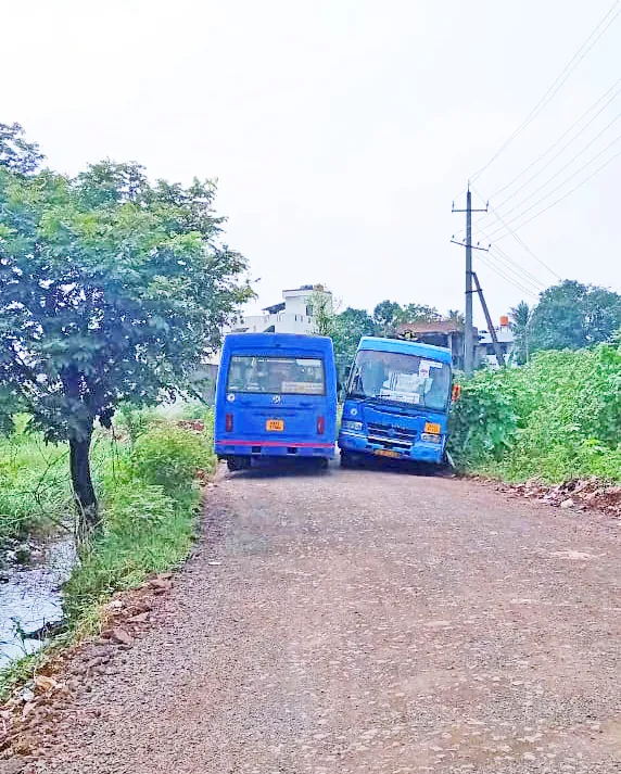 कंग्राळी बुद्रुक-शाहूनगर रस्ता पार करताना कसरत Exercise while crossing the Kangrali Budruk-Shahoonagar road
