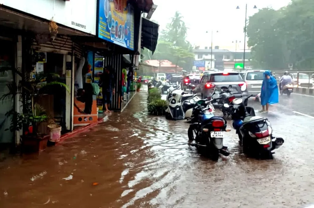 शहरी भागांना पावसाने झोडपले Rain lashed urban areas
