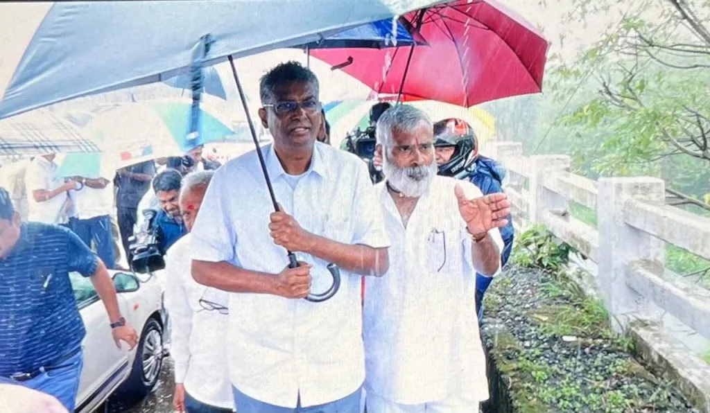 Inspection of Ballari drain by the guardian minister