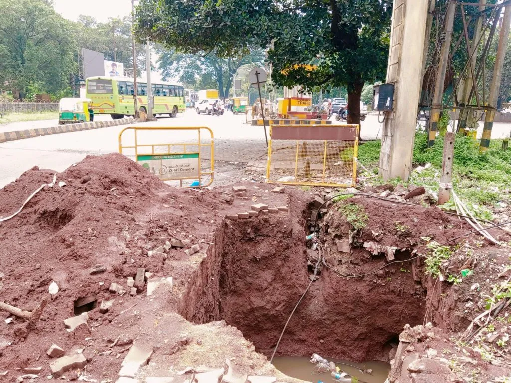 Dangerous pothole at Gogate Circle