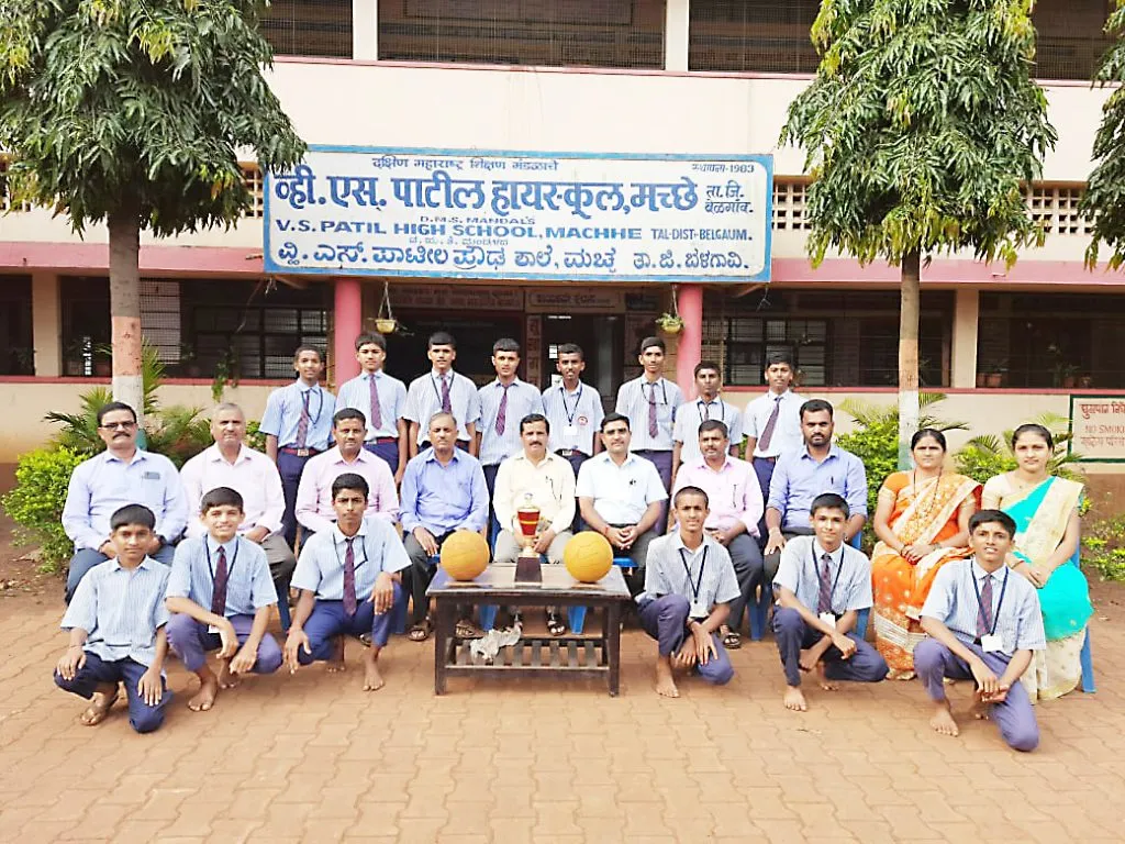 मच्छे व्ही. एस. पाटील हायस्कूल मुलांच्या थ्रो बॉल संघाची जिल्हास्तरीय स्पर्धेसाठी निवड Machhe V. S. Selection of Patil High School Boys' Throw Ball Team for District Level Tournament