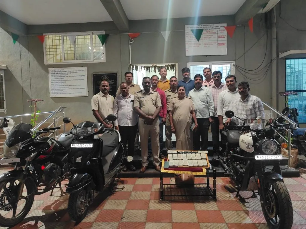 हनीट्रॅपच्या माध्यमातून सराफाला लाखोंचा गंडा Sarafa earns lakhs through honeytrap