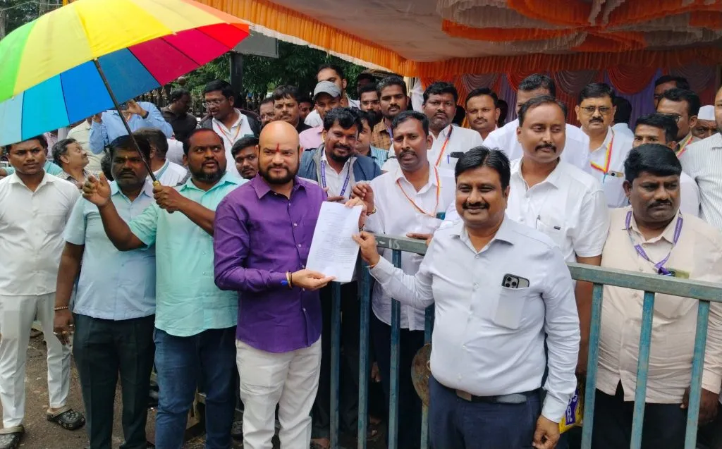 जिल्हाधिकारी कार्यालयासमोर तलाठी संघाचे आंदोलन Protest of Talathi Sangh in front of the Collectorate
