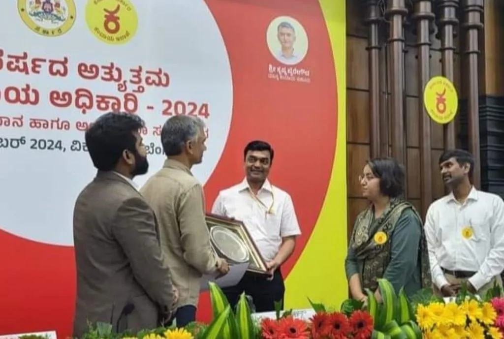 Best Revenue Officer Award to Ningangawda