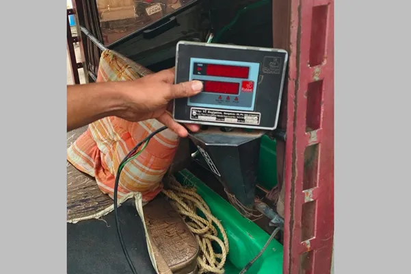 मीटर बसविण्यासाठी रिक्षाचालकांची धावपळ Rickshaw drivers rush to install meters