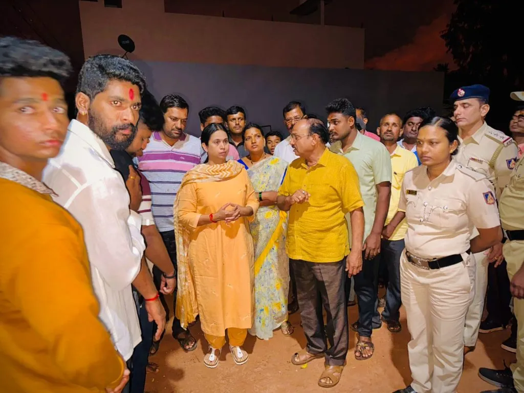 Minister Hebbalkar consoles Pujeri family in Shindoli
