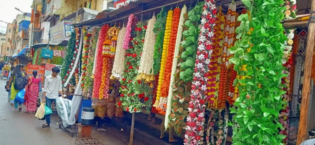 The attraction of decorative materials