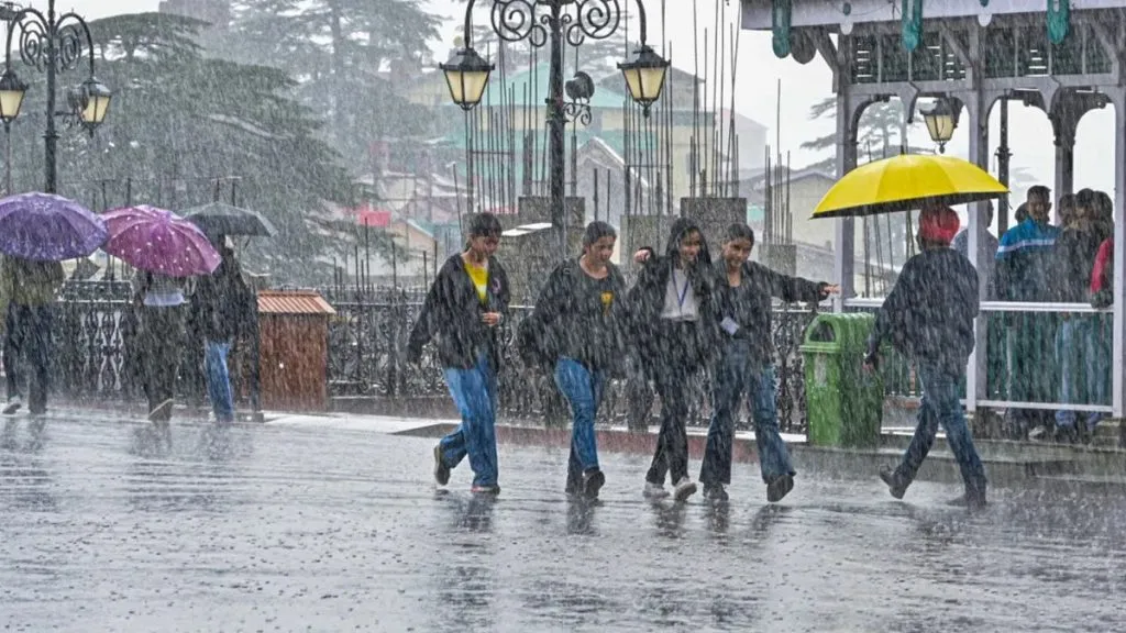 Rain continues in Gujarat, Himachal
