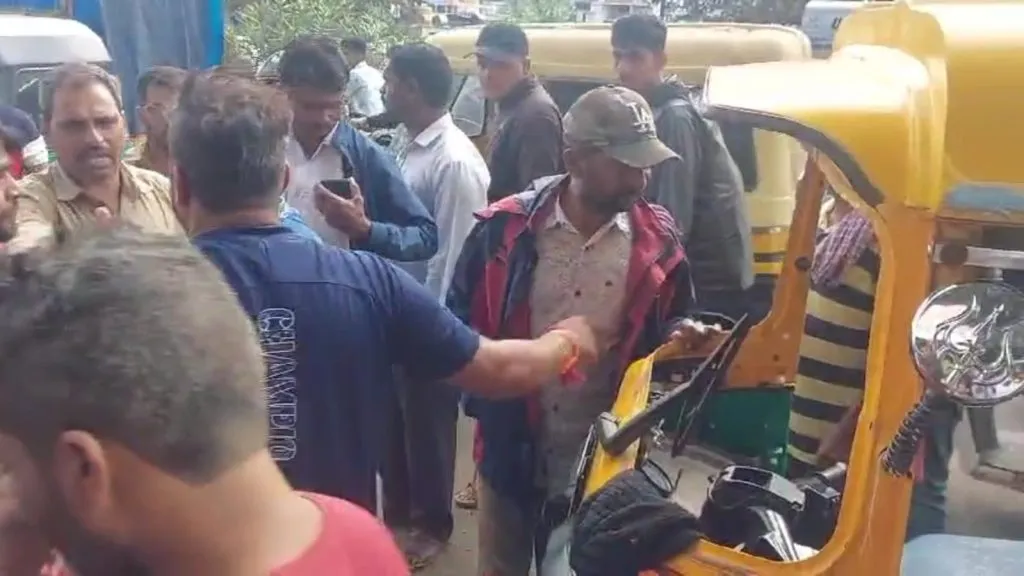 Verdi rickshaw hit the divider and overturned