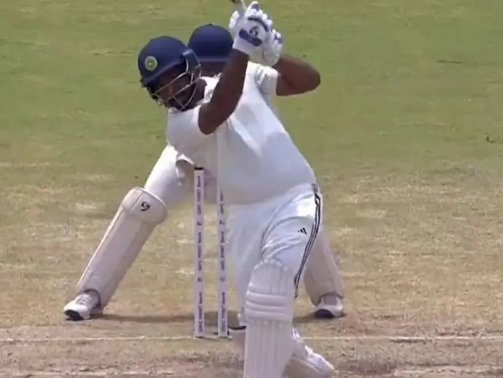 इंडिया ड च्या डावाला दमदार सुरुवात Strong start to India's innings