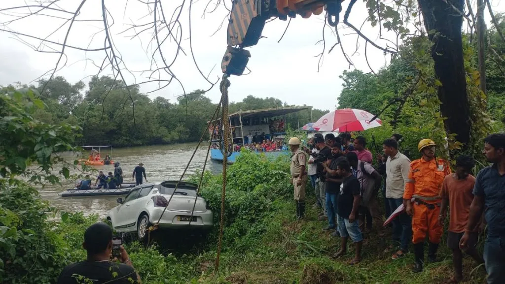 'Rent a car' entered the river from Tolto Ferry