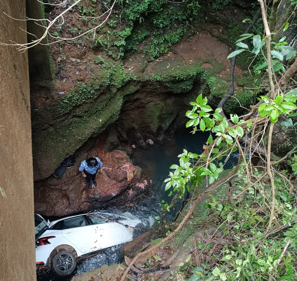 कठड्यावरून खोल ओहोळात कोसळली कार The car fell from the cliff into a deep ravine