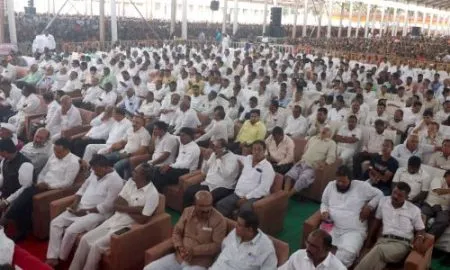 राष्ट्रपतींना पाहण्यासाठी शहरातील रस्त्यावर लोकांची गर्दी