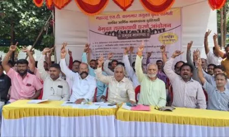 एसटी कर्मचाऱ्यांचा संप! सांगलीत एसटी वाहतूक ठप्प! प्रवाशांचे हाल ST employees strike!