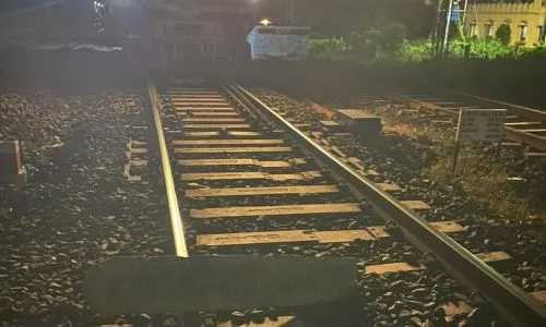 कुर्डुवाडी येथे रेल्वेरुळावर दगड ठेऊन लुटमार व घातपात घडविण्याचा प्रयत्न Kurduwadi