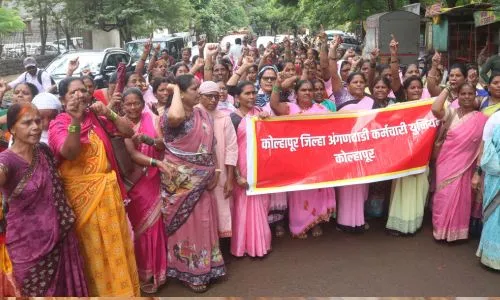 भरपावसात अंगणवाडी कर्मचाऱ्यांचे जेलभरो आंदोलन ! जिल्हाधिकारी कार्यालयासमोर ठिय्या Anganwadi workers