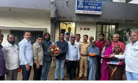 नदीवर नारळ वेचणाऱ्या महिलेचा प्रामाणिकपणा ! 10 तोळ्याचा राणीहार केला परत Karad News