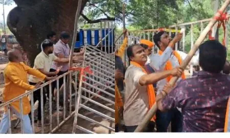 पंचगंगा नदीत हिंदूत्ववादी कार्यकर्त्यांनी बॅरीकेटस् तोडून केले गणेशमुर्तींचे विसर्जन !