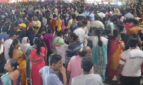 मिरजकर तिकटी ते ताराबाई रोडवरच सायंकाळी मंडळांची गर्दी! गर्दीमुळे महिला,लहान मुलांचे हाल Mirajkar Tikti Tarabai Road