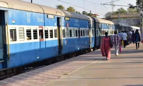 राजधानी एक्सप्रेसमधून प्रवाशाचा मोबाईल लंपास! घटनांमध्ये वाढ Rajdhani Express