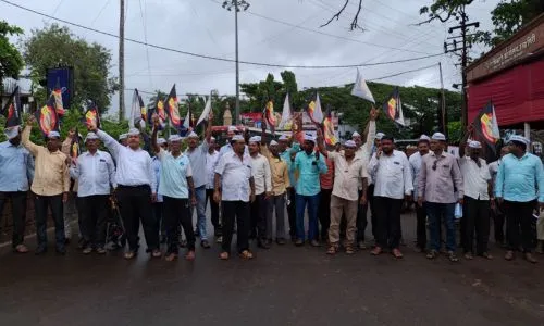 ‘स्वायत्त कोकण’ घोषित करा…अन्यथा तीव्र आंदोलन! जिल्हाधिकारी कार्यालयासमोरील आमरण उपोषण मागे Autonomous Konkan hunger strike